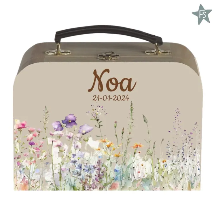 houten_kinderkoffertje_me_4-1.webp Clearance Houten kinderkoffertje met naam en bloemen | Wildflower Koffertje Met Naam | Kraamcadeau Meisje
