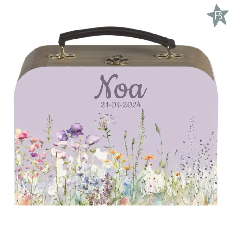 houten_kinderkoffertje_me_5-1.webp Clearance Houten kinderkoffertje met naam en bloemen | Wildflower Koffertje Met Naam | Kraamcadeau Meisje