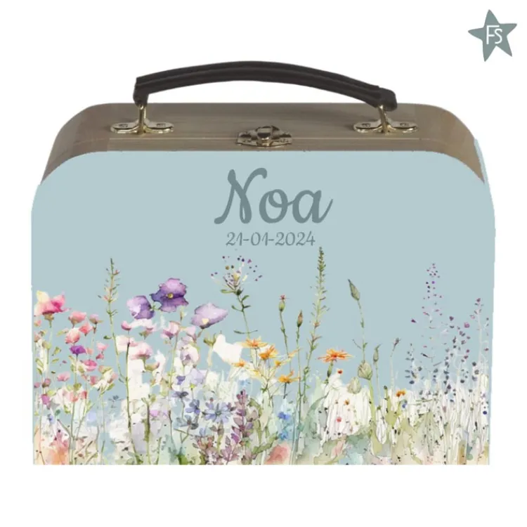houten_kinderkoffertje_me_6-1.webp Clearance Houten kinderkoffertje met naam en bloemen | Wildflower Koffertje Met Naam | Kraamcadeau Meisje