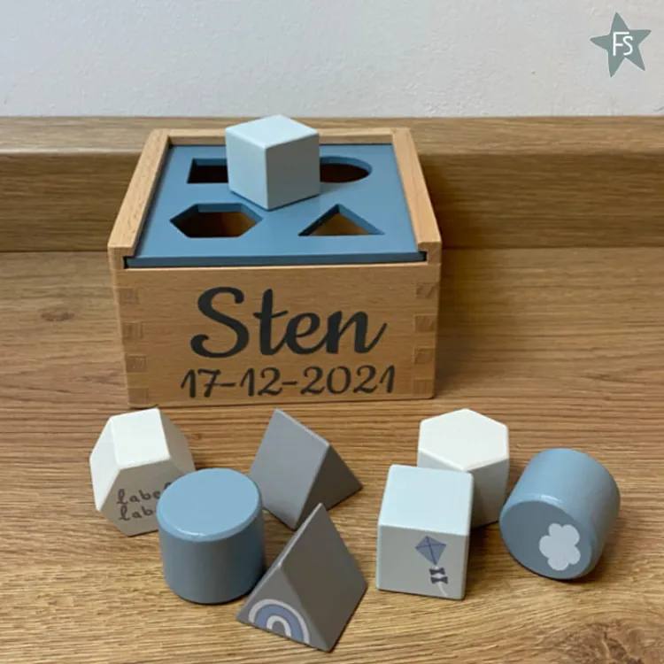 New blauwe houten vormenstoof met naam / datum Label Label | Kraamcadeau Jongen