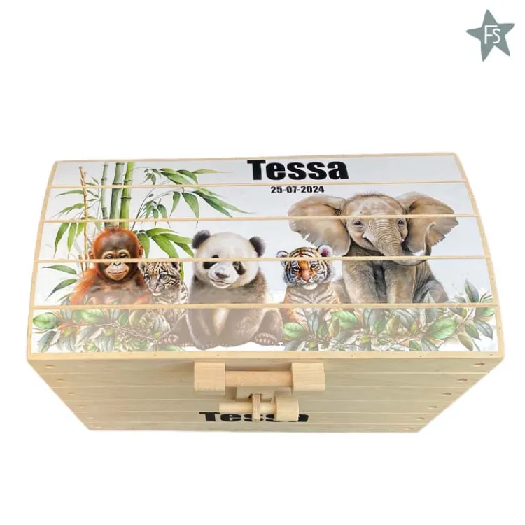 naturel_houten_speelgoedk_3.webp Hot Naturel houten speelgoedkist met naam en jungle dieren | schatkist ( 4 maten ) Houten Speelgoed Met Naam | Speelgoedkist Met Naam